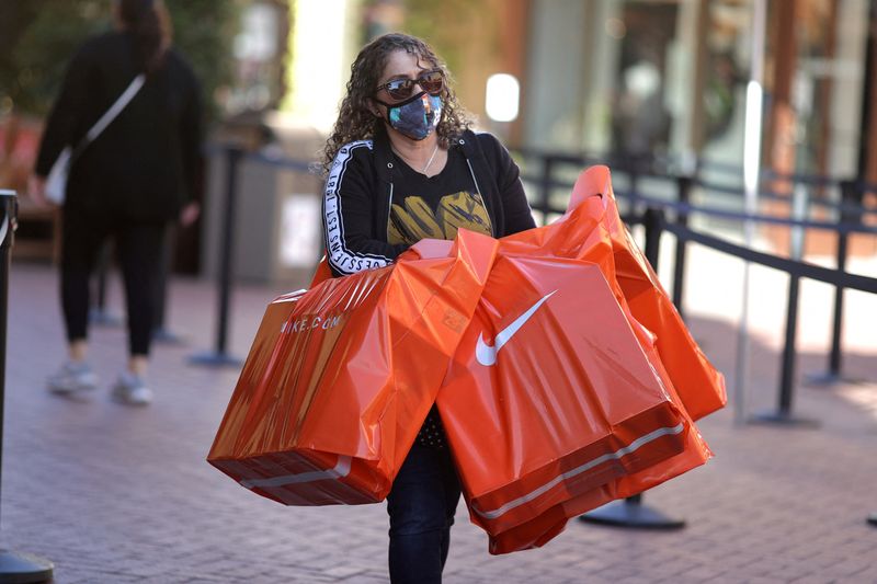 &copy; Reuters. Mulher carrega sacolas de compras da Nike em shopping, EUA
03/12/2020
REUTERS/Lucy Nicholson/File Photo/File Photo