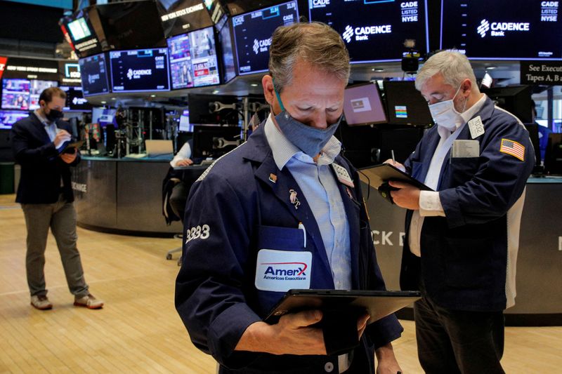 © Reuters. Traders work on the floor of the New York Stock Exchange (NYSE) in New York City, U.S., January 25, 2022.  REUTERS/Brendan McDermid