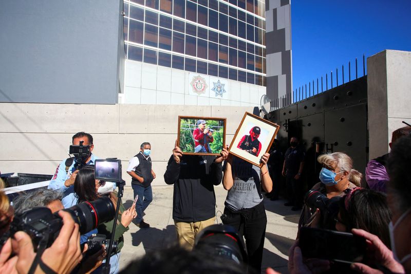 &copy; Reuters. Journalists hold framed pictures of late photojournalist Margarito Martinez during a protest for the killings of Margarito and journalist Lourdes Maldonado in the same week, outside the headquarters of the municipal police in Tijuana, Mexico January 24, 2