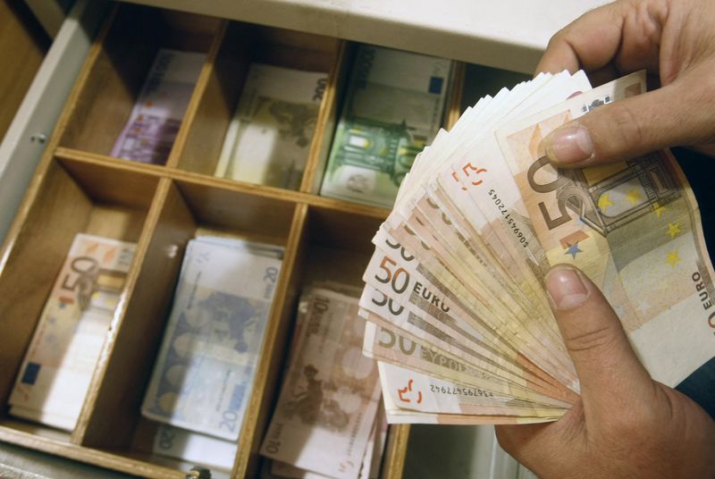 &copy; Reuters. موظف في بنك يعد أوراق بنكنوت من فئة 50 يورو. صورة من أرشيف رويترز. 