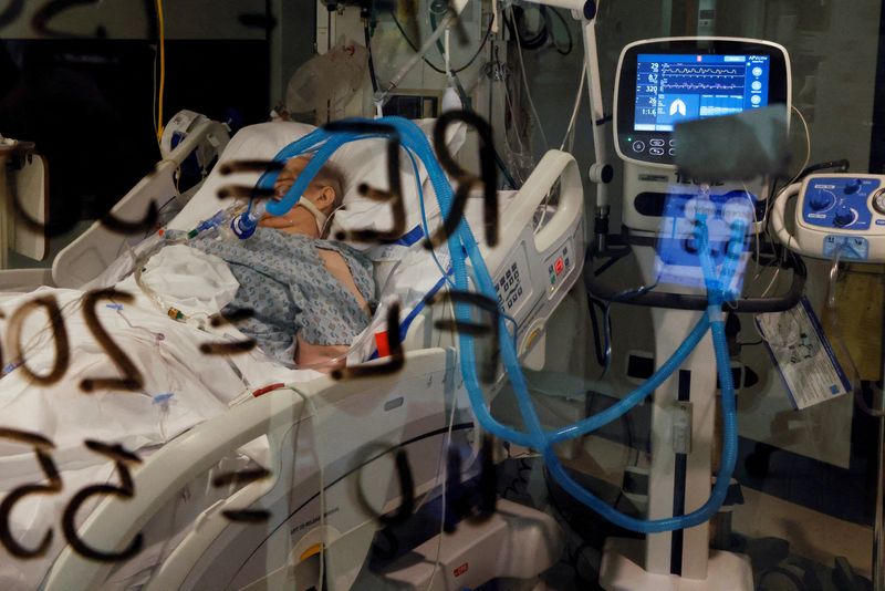 &copy; Reuters. Paciente entubado em UTI em hospital em Cuyahoga Falls, Ohio, EUA
04/01/2022
REUTERS/Shannon Stapleton