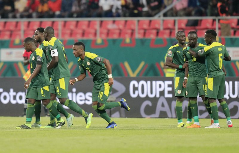 &copy; Reuters. 　サッカーのアフリカ選手権は２５日、カメルーンで決勝トーナメント１回戦を行い、セネガル（写真）とモロッコが準々決勝進出を決めた（２０２２年　ロイター）