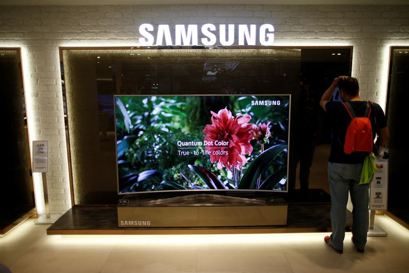 &copy; Reuters. FILE PHOTO: A man stands next to a Samsung Electronics "Quantum Dot" SUHD television at its headquarters in Seoul, South Korea, July 4, 2016. Picture taken on July 4, 2016.  REUTERS/Kim Hong-Ji