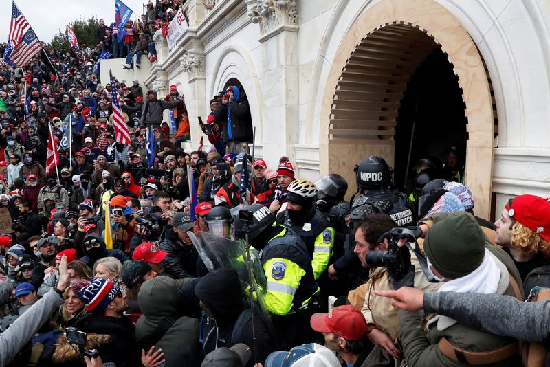 © Reuters. Pro-Trump protesters clash with police during a rally to contest the certification of the 2020 U.S. presidential election results by the U.S. Congress, at the U.S. Capitol Building in Washington, U.S, January 6, 2021.     REUTERS/Shannon Stapleton