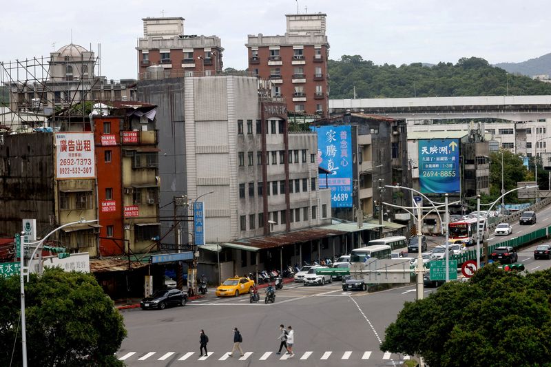 &copy; Reuters. FILE PHOTO: People cross a street in Nangang District in Taipei, Taiwan, October 26, 2021. REUTERS/Ann Wang
