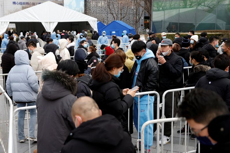 &copy; Reuters. Residents line up at a nucleic acid testing site outside a shopping mall to get tested for the coronavirus disease (COVID-19) in Beijing, China January 26, 2022. REUTERS/Carlos Garcia Rawlins