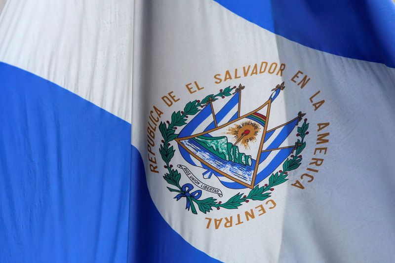 &copy; Reuters. FOTO DE ARCHIVO: La bandera de El Salvador fuera del Consulado General del país en Manhattan, Nueva York