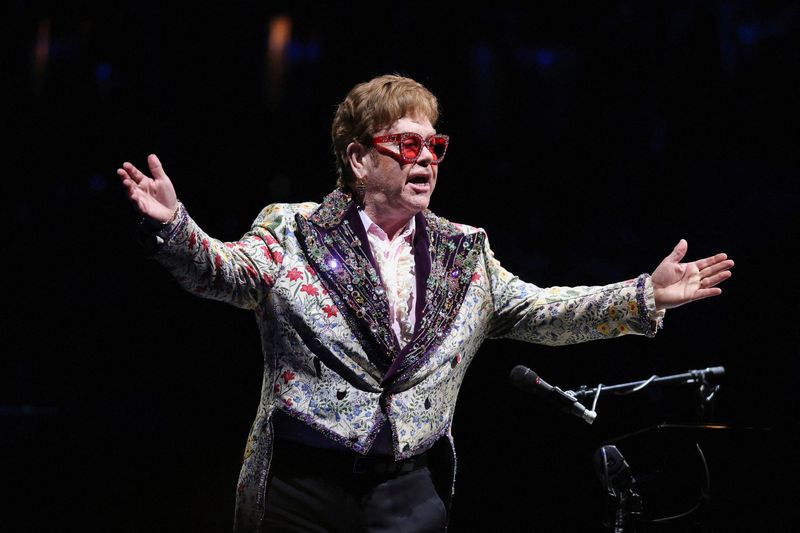 &copy; Reuters. FOTO DE ARCHIVO: El músico Elton John durante un concierto de su gira de retirada en Nueva Orleans, estado de Luisiana, Estados Unidos, el 19 de enero de 2022. REUTERS/Jonathan Bachman