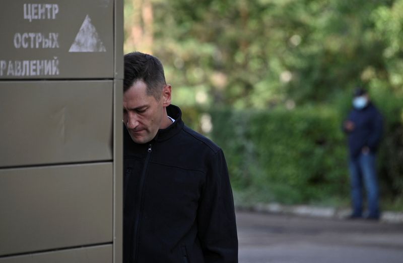 &copy; Reuters. Oleg Navalny, brother of Russian opposition leader Alexei Navalny, is seen outside a hospital, where Alexei receives medical treatment in Omsk, Russia August 21, 2020. Alexei Navalny began feeling ill, en route from Tomsk to Moscow, on a plane which made 
