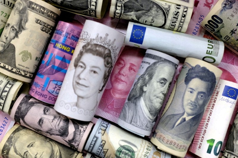 &copy; Reuters. Euro, dollari di Hong Kong, dollari Usa, yen, sterline e yuan in un'illustrazione. 21 gennaio 2016  REUTERS/Jason Lee