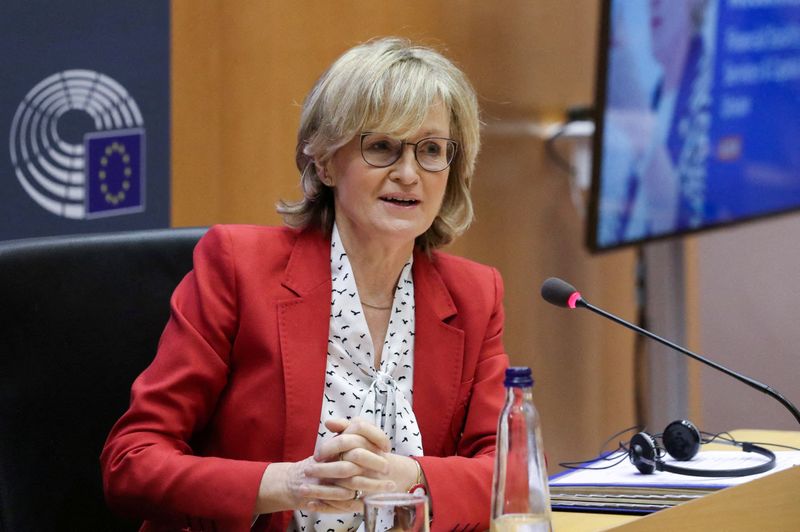 &copy; Reuters. FOTO DE ARCHIVO: La vicepresidenta del Parlamento Europeo, Mairead McGuinness, habla durante su comparecencia como nueva comisaria de servicios financieros de la UE ante la comisión de asuntos económicos del Parlamento Europeo, en Bruselas, Bélgica, 2 