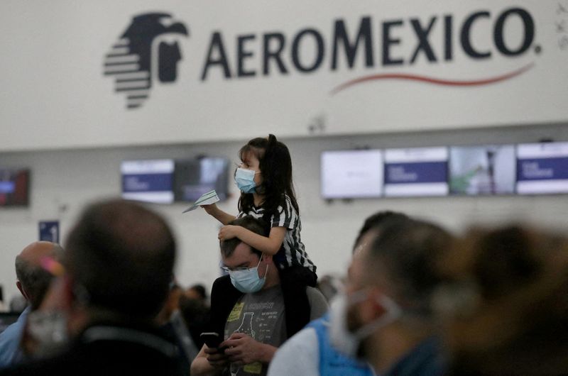 &copy; Reuters. FILE PHOTO: A passenger plays with a paper plane while waiting for a flight at the Aeromexico counter at Benito Juarez international airport in Mexico City, Mexico January 7, 2022. REUTERS/Edgard Garrido/File Photo