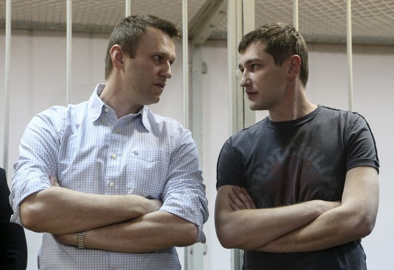 &copy; Reuters. Oleg Navalny (à droite) et Alexeï Navalny (à gauche). Le frère de l'opposant russe Alexeï Navalny a été placé par le ministère de l'Intérieur sur la liste des personnes recherchées, montre un document consulté par Reuters, alors qu'il est conv