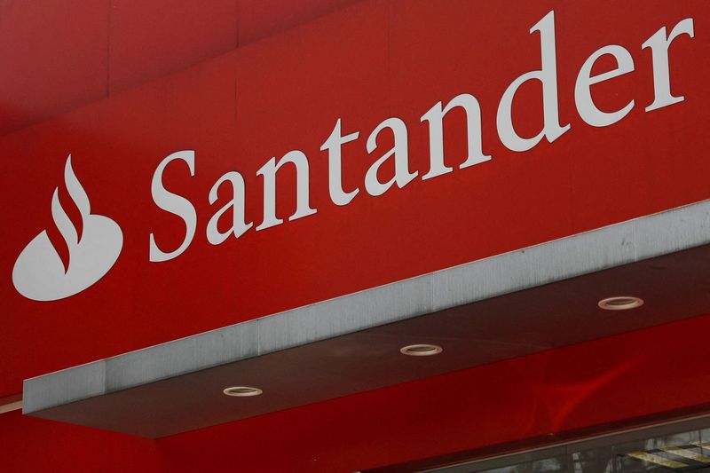 &copy; Reuters. El logotipo del banco Santander en la Ciudad de México