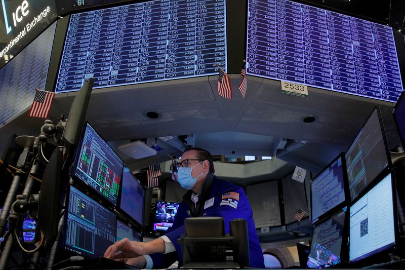 &copy; Reuters. Traders work on the floor of the New York Stock Exchange (NYSE) in New York City, U.S., January 25, 2022.  REUTERS/Brendan McDermid