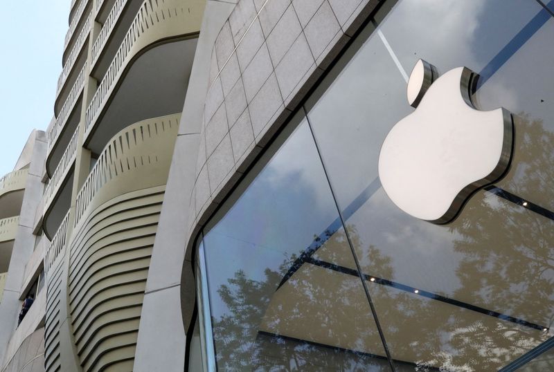&copy; Reuters. FILE PHOTO: The Apple Inc logo is seen at the entrance to the Apple store in Brussels, Belgium July 2, 2021. REUTERS/Yves Herman/File Photo