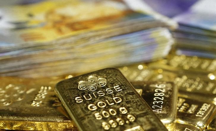 &copy; Reuters. Imagen de archivo de lingotes de oro junto a billetes de francos suizos en el GSA en Viena, Austria. 13 noviembre 2014.  REUTERS/Leonhard Foeger