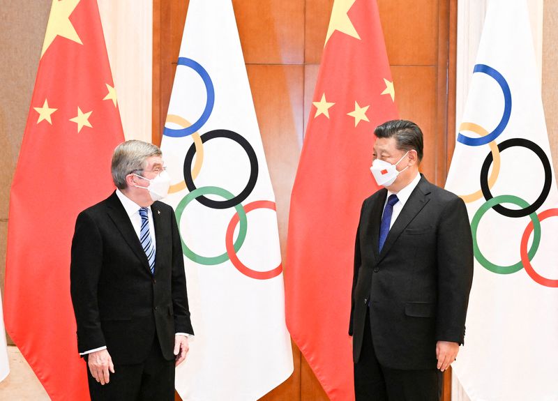 &copy; Reuters. 中国の習近平国家主席は、２月４日から始まる北京冬季五輪で中国選手が獲得するメダルの数にはこだわらない姿勢を示した。バッハ会長との会談、２５日撮影の新華社提供写真。（２０２