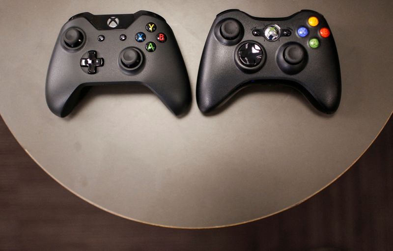 &copy; Reuters. FILE PHOTO: The new Xbox One controller (R), next to the previous controller during a press event unveiling Microsoft's new Xbox One in Redmond, Washington May 21, 2013.  REUTERS/Nick Adams/File Photo