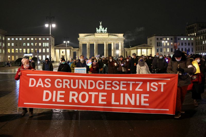 &copy; Reuters. Manifestantes sostienen una pancarta en la que se lee "La constitución es la línea roja" durante una protesta contra las medidas del Gobierno para frenar la propagación de la enfermedad del coronavirus (COVID-19) en Berlín, Alemania, el 24 de enero de