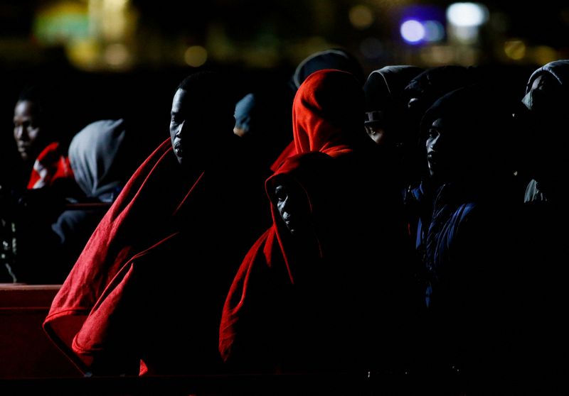 &copy; Reuters. Migrants wait to disembark from a Spanish coast guard vessel, in the port of Arguineguin, on the island of Gran Canaria, Spain, January 26, 2022.  REUTERS/Borja Suarez