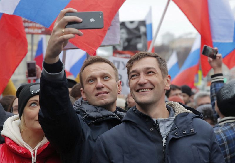 &copy; Reuters. Líder da oposição russa, Alexei Navalny, ao lado do irmão Oleg durante protesto em Moscou
24/02/2019 REUTERS/Maxim Shemetov