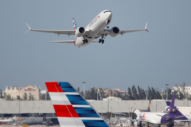 &copy; Reuters. FOTO DE ARCHIVO: El vuelo 718 de American Airlines, despega de Miami, Florida, Estados Unidos, el 29 de diciembre de 2020.  REUTERS/Marco Bello
