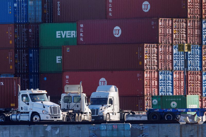 &copy; Reuters. Caminhões estacionados no porto de Los Angeles, nos EUA
22/11/2021
REUTERS/Mike Blake