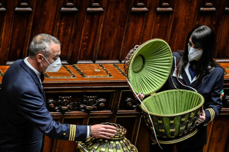 &copy; Reuters. Funcionários carregam urnas durante eleição para presidente da Itália no Parlamento do país em Roma
26/01/2022 Alberto Pizzoli/Pool via REUTERS