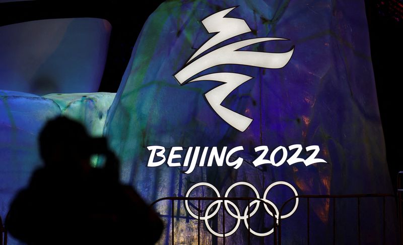 &copy; Reuters. Homem fotograda logo iluminado da Olimpíada de Inverno Pequim 2022 em Pequim
26/01/2022 REUTERS/Fabrizio Bensch