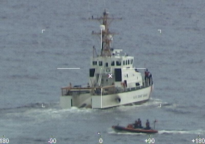 &copy; Reuters. Navios da Guarda Costeira dos Estados Unidos buscam por 39 pessoas que estariam desaparecidas após barco virar no Oceano Atlântico na costa da Flórida
25/01/2022 Guarda Costeira dos EUA/Divulgação via REUTERS