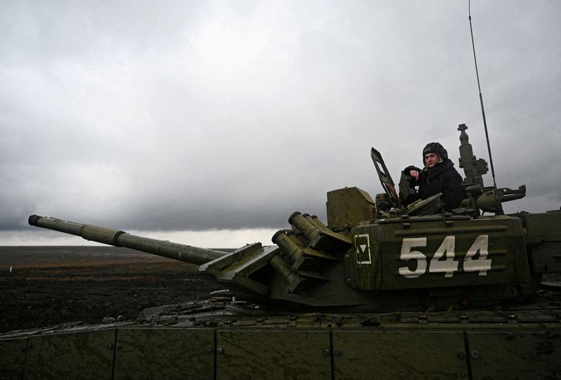 © Reuters. FOTO DE ARCHIVO: Un miembro del servicio ruso en un tanque de batalla principal T-72B3 durante los ejercicios militares en Kadamovsky en la región de Rostov, Rusia 20 de diciembre de 2021. REUTERS/Sergey Pivovarov