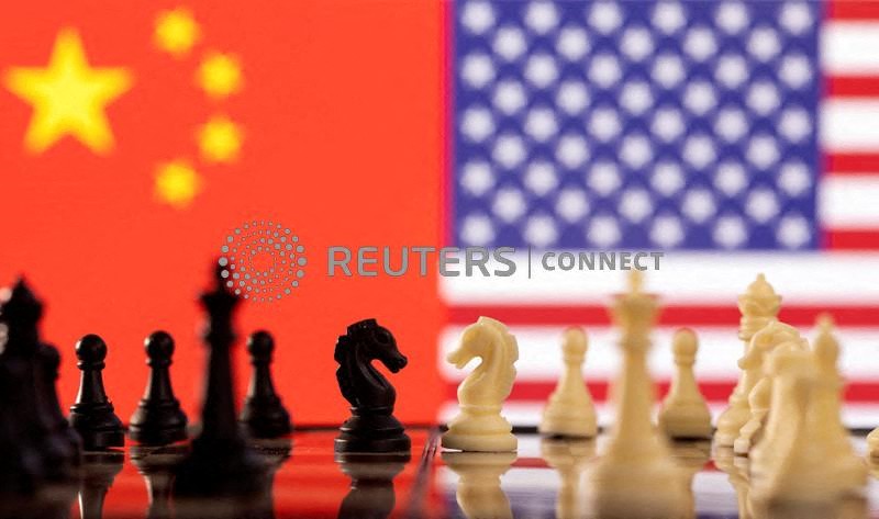 &copy; Reuters. Peças de xadrez são vistas em frente às bandeiras da China e dos EUA, em ilustração feita em 25 de janeiro de 2022. REUTERS/Dado Ruvic