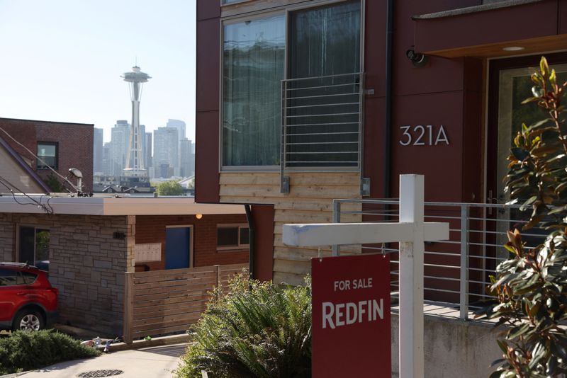 &copy; Reuters. Placa de "À Venda" do lado de fora de uma casa residencial no bairro de Queen Anne, perto do Space Needle, em Seattle, Washington, EUA, em 14 de maio de 2021. REUTERS/Karen Ducey