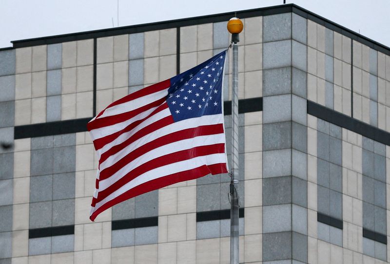 &copy; Reuters. Imagen de archivo de una bandera de Estados Unidos ondeando en la embajada de Washington en Kiev, Ucrania. 24 de enero, 2022.  REUTERS/Gleb Garanich