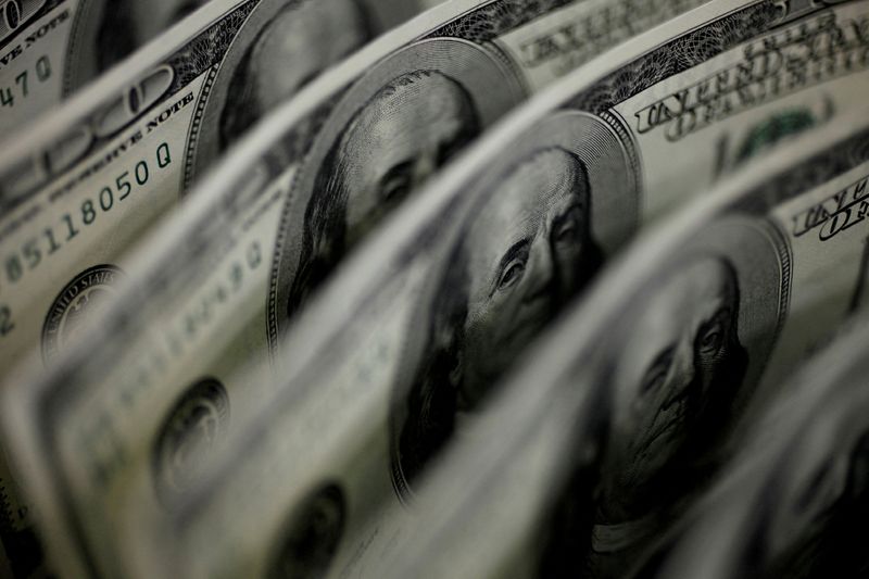 Dólar sai de mínimas após falas de Powell indicarem iminência de altas de juros nos EUA