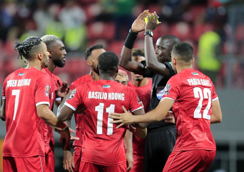 &copy; Reuters. لاعبو غينيا الاستوائية يحتجون على الحكم بعد احتساب ركلة جزاء لمنتخب مالي في مباراة في دور الستة عشر بكأس الأمم الأفريقية لكرة القدم يوم الأ