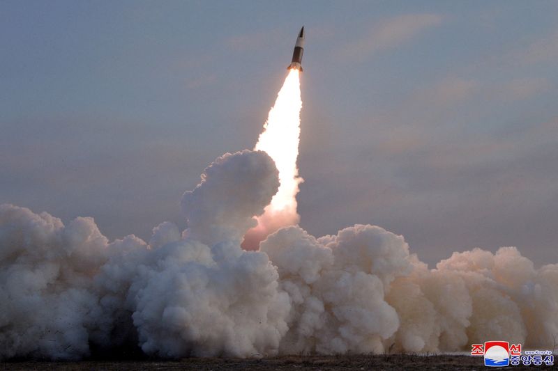 &copy; Reuters. إطلاق صاروخ تكتيكي موجه من موقع لم يكشف عنه في كوريا الشمالية في صورة نشرتها وسائل الإعلام الرسمية يوم 17 يناير كانون الثاني 2022.
(صورة لرويترز