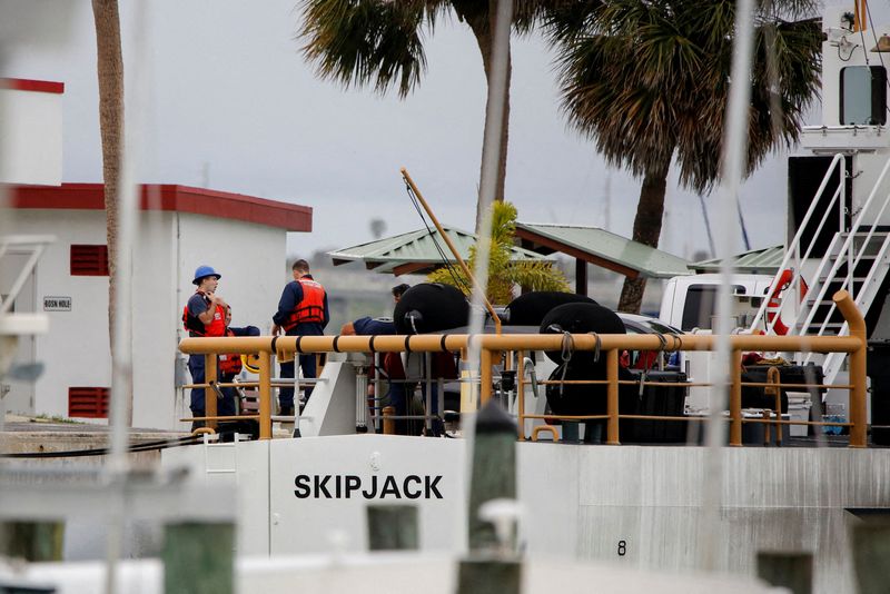 © Reuters. Members of the crew are seen onboard the U.S. Coast Guard Cutter Skipjack docked at the U.S. Coast Guard station after searching for 39 people reported missing after their boat capsized in the Atlantic Ocean in what is being called a human smuggling attempt gone awry, in Fort Pierce, Florida, U.S., January 26, 2022. REUTERS/Marco Bello