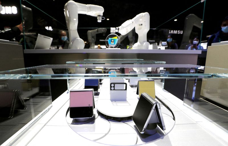© Reuters. FILE PHOTO: Robot arms change the exterior colors on Samsung Galaxy Z Flip3 phones during CES 2022 at the Las Vegas Convention Center in Las Vegas, Nevada, U.S. January 5, 2022. REUTERS/Steve Marcus
