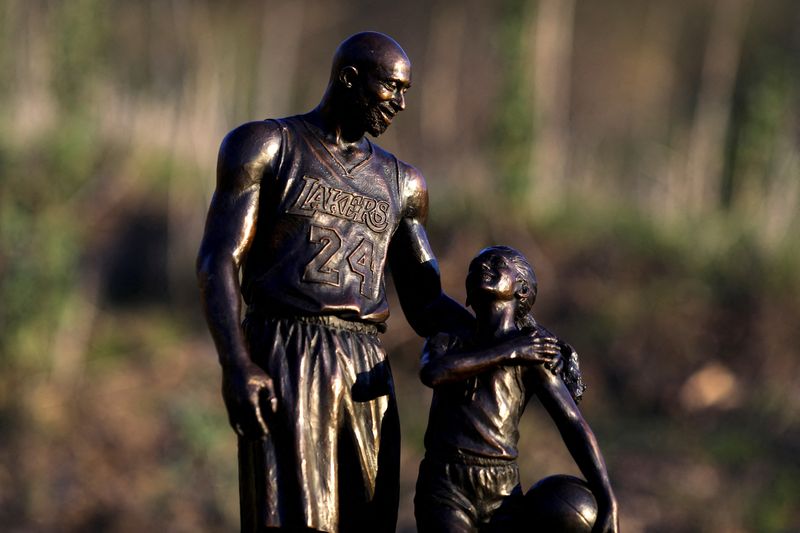 &copy; Reuters. Los Angeles sculptor Dan Medina has honored the anniversary of the deaths of Kobe and Gigi Bryant along with seven other passengers by placing a temporary statue of the two where their helicopter crashed two years ago today in Calabasas, California, U.S.,
