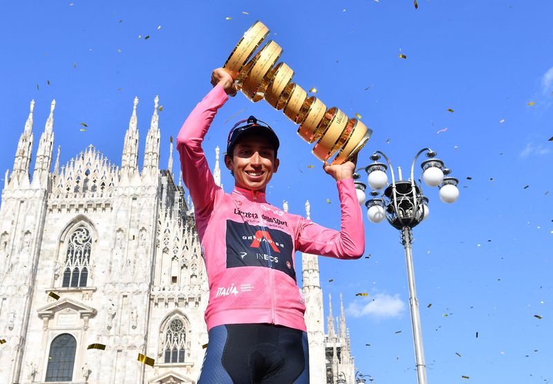 &copy; Reuters. Foto de archivo. El ciclista colombiano Egan Bernal celebra con el trofeo de campeón después de ganar el Giro de Italia en Milán, Italia, 30 de mayo, 2021. REUTERS/Jennifer Lorenzini