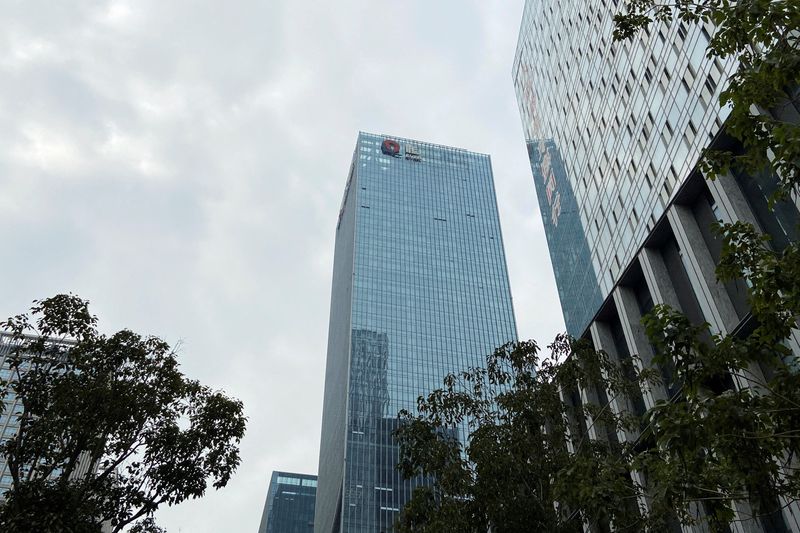 © Reuters. FILE PHOTO: A partially removed company logo of China Evergrande Group is seen on the facade of its headquarters in Shenzhen, Guangdong province, China January 10, 2022. REUTERS/David Kirton