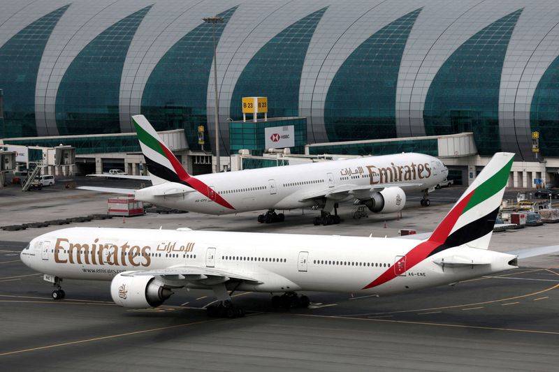 © Reuters. طائرتان تابعتان لطيران الإمارات في مطار دبي الدولي - صورة من أرشيف رويترز 