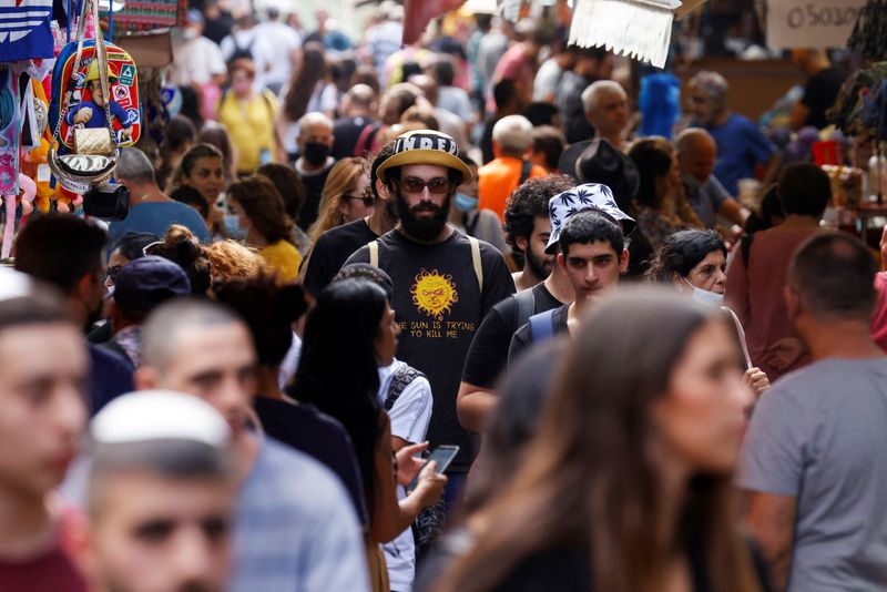 &copy; Reuters. FOTO DE ARCHIVO: Un mercado abarrotado de gente en Tel Aviv, Israel, el 14 de octubre de 2021. REUTERS/Amir Cohen