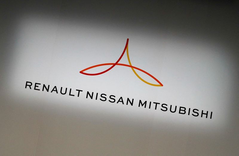 © Reuters. FILE PHOTO: The logo of the Renault-Nissan-Mitsubishi alliance is seen ahead of a Renault, Nissan and Mitsubishi chiefs' joint news conference in Yokohama, Japan, March 12, 2019. REUTERS/Kim Kyung-Hoon/File Photo