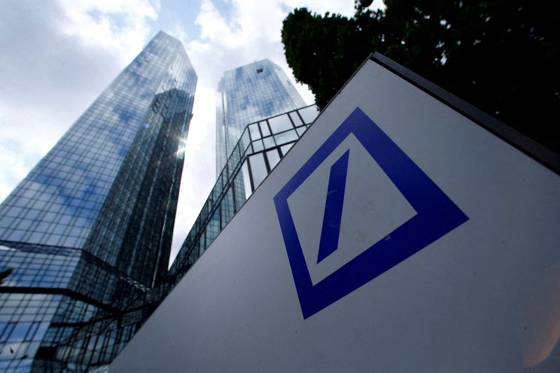 © Reuters. FILE PHOTO: A Deutsche Bank logo adorns a wall at the company's headquarters in Frankfurt, Germany June 9, 2015. REUTERS/Ralph Orlowski//File Photo