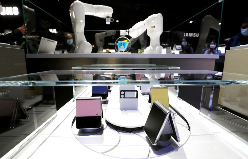 &copy; Reuters. Robot arms change the exterior colors on Samsung Galaxy Z Flip3 phones during CES 2022 at the Las Vegas Convention Center in Las Vegas, Nevada, U.S. January 5, 2022. REUTERS/Steve Marcus