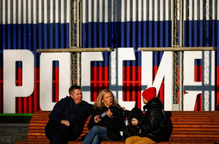 &copy; Reuters. People rest on a bench at the Exhibition of Achievements of National Economy (VDNH), after new measures were imposed by local authorities to curb the spread of the coronavirus disease (COVID-19), on a sunny day in Moscow, Russia November 1, 2021. An insta