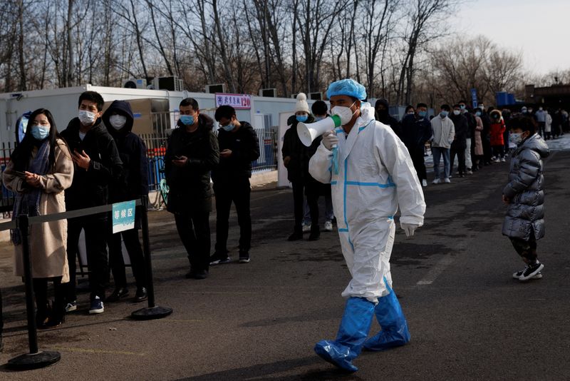 &copy; Reuters.  Un miembro del personal con un traje de protección da instrucciones en un centro temporal de pruebas de COVID-19 mientras continúa la enfermedad del coronavirus (COVID-19) en Pekín, China, 26 de enero de 2022. REUTERS/Thomas Peter